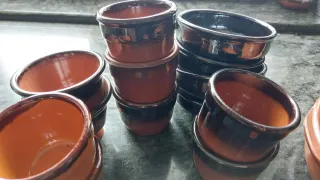 Cuencos de barro marrones y negros