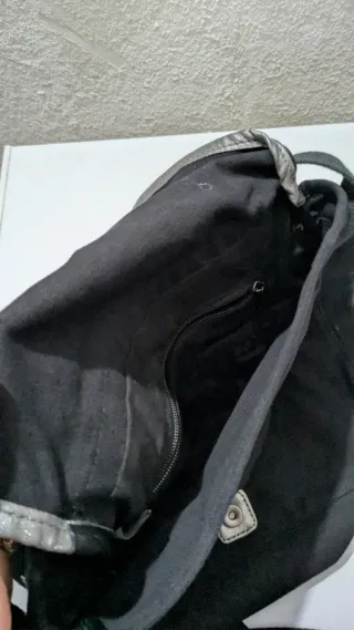 Bolso negro con adornos dorados y plateados
