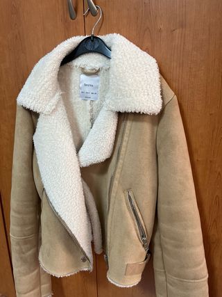 Chaqueta Bershka ante forrada borreguito