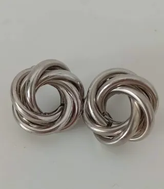 Pendientes plateados nudo