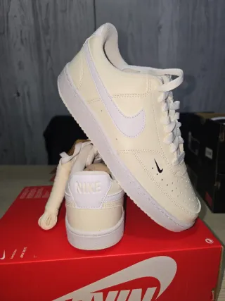 Zapatillas Nike Court Vision Low  crema Blanco