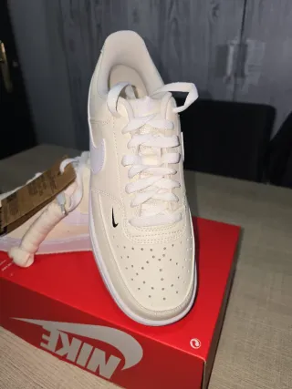 Zapatillas Nike Court Vision Low  crema Blanco