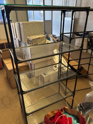 Estanterías metálicas con baldas de cristal