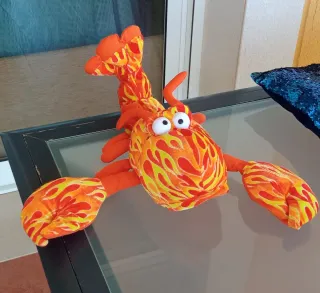 Peluche langosta diseño llamas