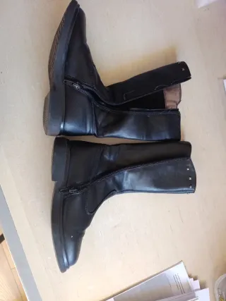 Botas de piel altas niña negras. Talla 30