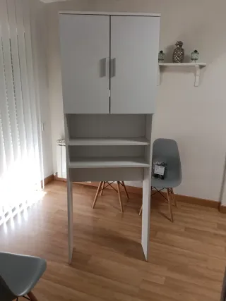 Estantería madera blanca sobre inodoro