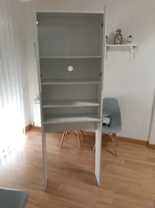 Estantería madera blanca sobre inodoro