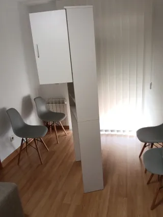 Estantería madera blanca sobre inodoro