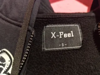 Chaqueta con cremallera y estampado