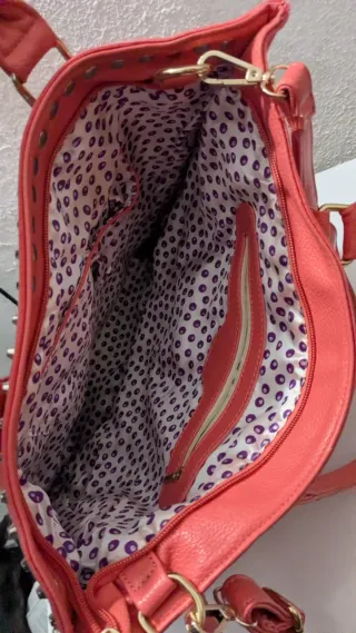 Bolso naranja con tachuelas y peace sign