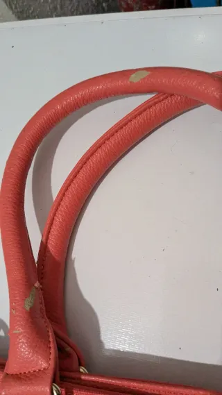 Bolso naranja con tachuelas y peace sign