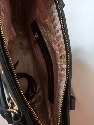 Bolso Negro con Detalles Dorados