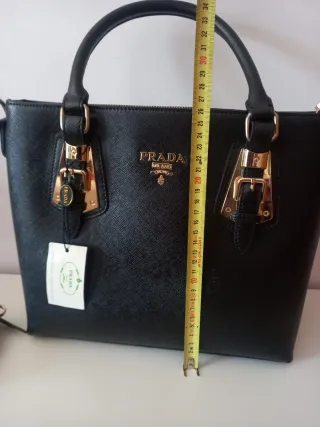Bolso Negro con Detalles Dorados