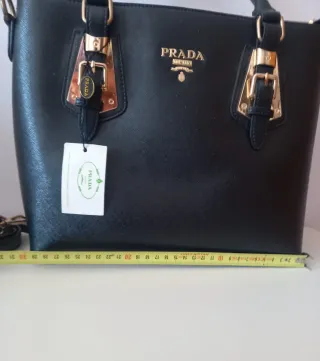 Bolso Negro con Detalles Dorados