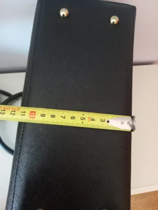 Bolso Negro con Detalles Dorados