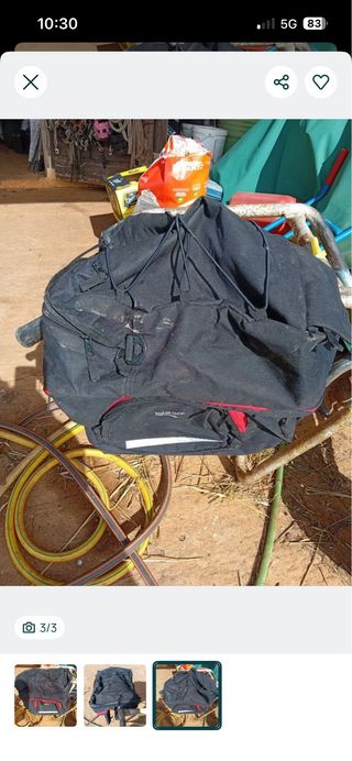Mala de bicicleta preta e vermelha