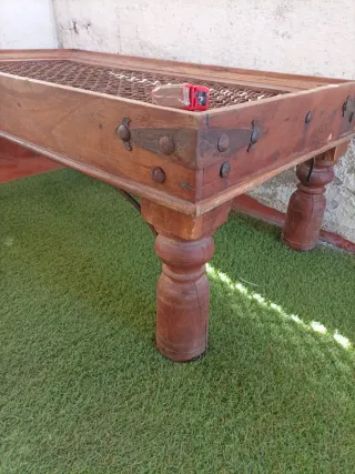 Mesa de madera antigua con rejilla
