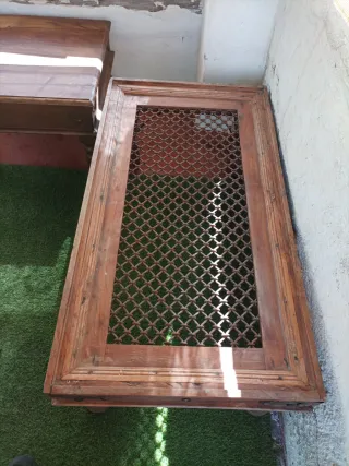 Mesa de madera antigua con rejilla