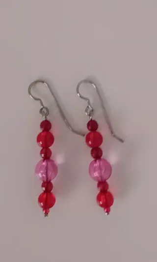 Pendientes de cuentas rosas y rojas