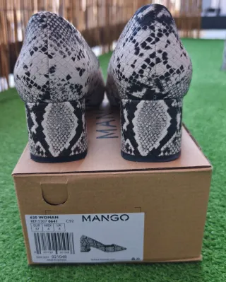 Zapatos Mango tacón ancho bajo estampado serpiente