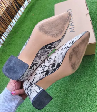 Zapatos Mango tacón ancho bajo estampado serpiente