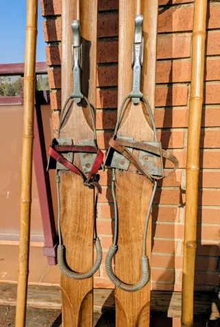 Esquís de Madera Antiguos con Bastones