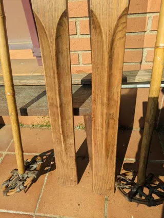 Esquís de Madera Antiguos con Bastones