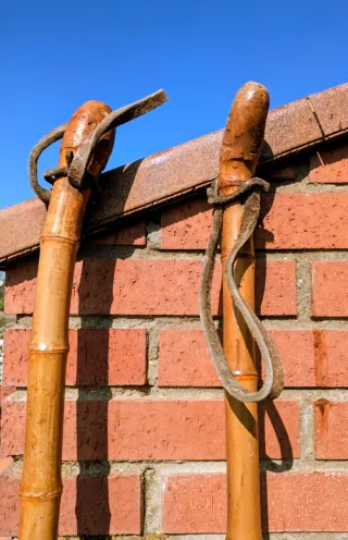 Esquís de Madera Antiguos con Bastones