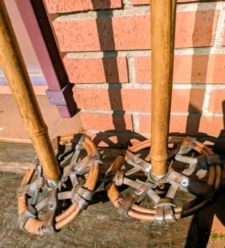 Esquís de Madera Antiguos con Bastones