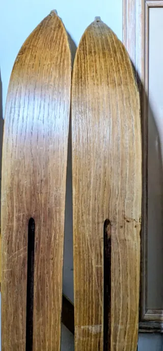 Esquís de Madera Antiguos con Bastones