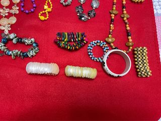 Collares y pulseras de bisutería