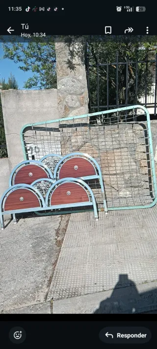 Cabeceros antiguos de madera y metal