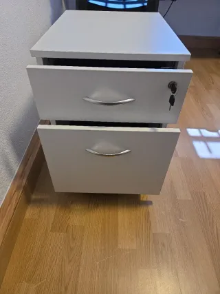 Cajonera de escritorio gris y blanca