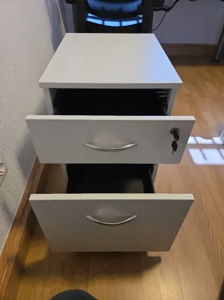 Cajonera de escritorio gris y blanca