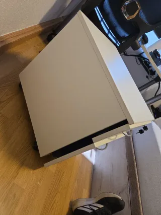 Cajonera de escritorio gris y blanca