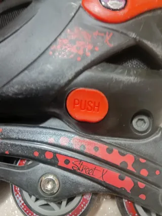 Patines en línea rojos y negro.