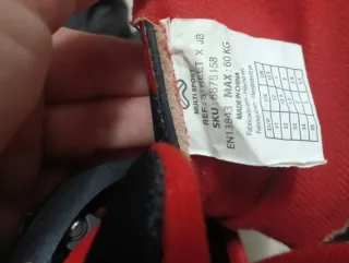 Patines en línea rojos y negro.