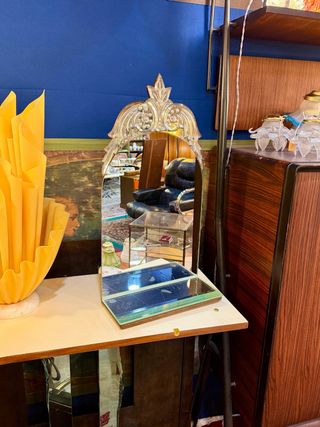 Espejo veneciano antiguo con estanteria