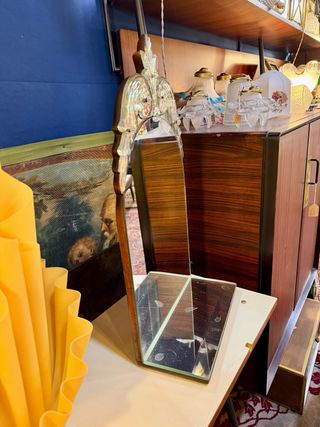 Espejo veneciano antiguo con estanteria