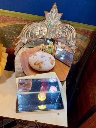 Espejo veneciano antiguo con estanteria