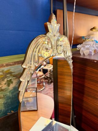 Espejo veneciano antiguo con estanteria