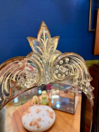 Espejo veneciano antiguo con estanteria