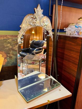 Espejo veneciano antiguo con estanteria