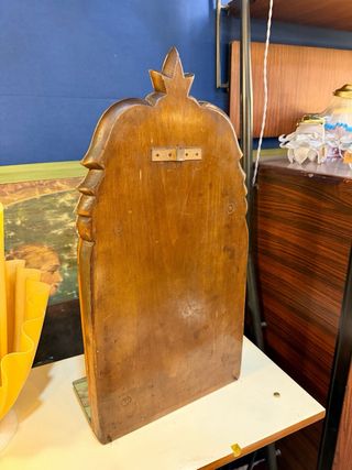 Espejo veneciano antiguo con estanteria