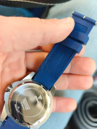 Reloj Guess Azul y Rojo se vende sin la caja