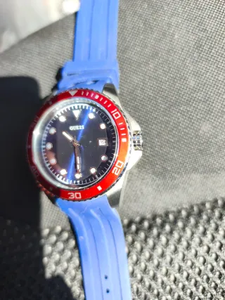 Reloj Guess Azul y Rojo se vende sin la caja