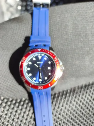 Reloj Guess Azul y Rojo se vende sin la caja