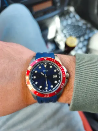 Reloj Guess Azul y Rojo se vende sin la caja