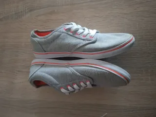 Zapatillas Vans Grises con Detalles Rosas