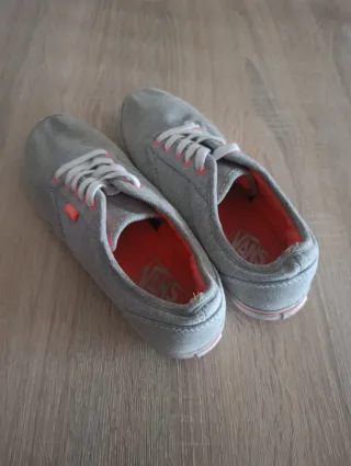 Zapatillas Vans Grises con Detalles Rosas